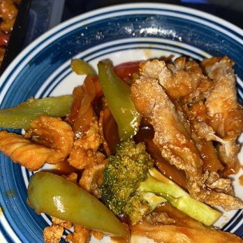 Little Bangkok - a plate of chicken and vegetables - Thai Near Me - Wyoming, Michigan