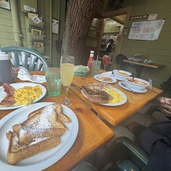 Vivian's Cafe - French Toast Combo and Steak and Eggs Combo and Chili and Grits - Breakfast & Brunch Near Me - Studio City, California