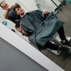 Dimas Professional - Realizando cortes de Caballero en Salón BEAUTY BAR & SPA 107.