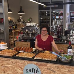 Caffè Più Caputo - La Nonna Concetta che prepara gli Arancini freschi e le focacce...