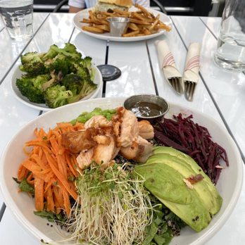 Friedman's - Sesame Salmon Salad Friedmans Burger Sauteed Broccoli - Breakfast & Brunch Near Me - New York, New York