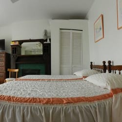 Grayona Tourist Home - Room3 with Private Bathroom, TV, refrigerator and fully equipped kitchen.