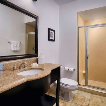 Hampton Inn Covington - Guest room bath - Hotels Near Me - Covington, Louisiana