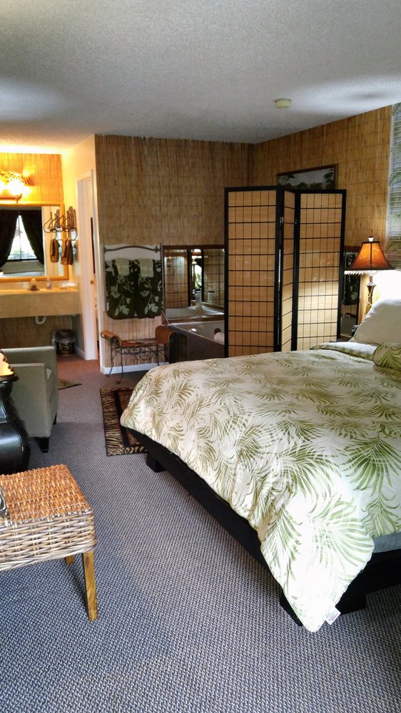 TRADEWINDS BED AND BREAKFAST Updated September 2024 141 W Van Buren