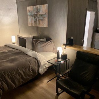 Borealis Basecamp - Spacious rooms with comfy beds - Hotels Near Me - Fairbanks, Alaska