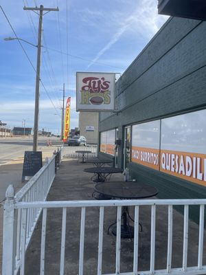 Ty's Hamburgers by null