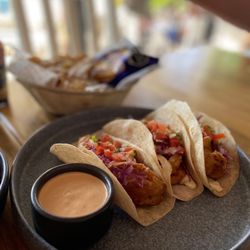 Alas Blancas - fish tacos