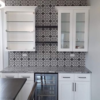 Pizzo Tile - a kitchen with a table and chairs - Tiling Near Me Pizzo Tile - a kitchen with a table and chairs - Tiling Near Me