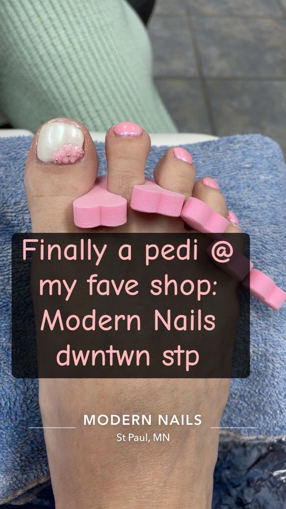 Modern Nails Logo