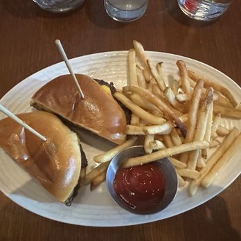 Earls Kitchen + Bar - New American Near Me - Orlando, Florida
