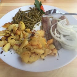Zur Laterne - Matjes - Drei halbe "neue" Matjes mit Röstkartoffeln, Zwiebeln und Speckbohnen.