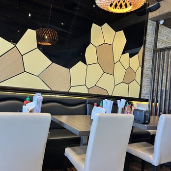 Pho Nation - Interesting decor, made the room seem bigger - Vietnamese Near Me - Newark, California