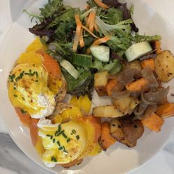 Tiarrés Brunch & Bistro - Eggs benedict