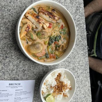 Earls Kitchen + Bar - Thai Chicken Curry Bowl - New American Near Me - Somerville, Massachusetts