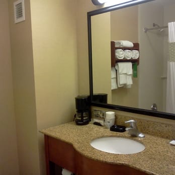 Hampton Inn St. Louis-Columbia - bathroom - Hotels Near Me - Columbia, Illinois Hampton Inn St. Louis-Columbia - bathroom - Hotels Near Me - Columbia, Illinois