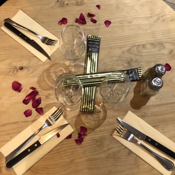 La Favorita - Cute table decor - rose petals - Italian Near Me - Paris, 75 La Favorita - Cute table decor - rose petals - Italian Near Me - Paris, 75