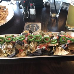 37 SOL Southwest Kitchen and Tequila Bar - Green chili chicken nachos