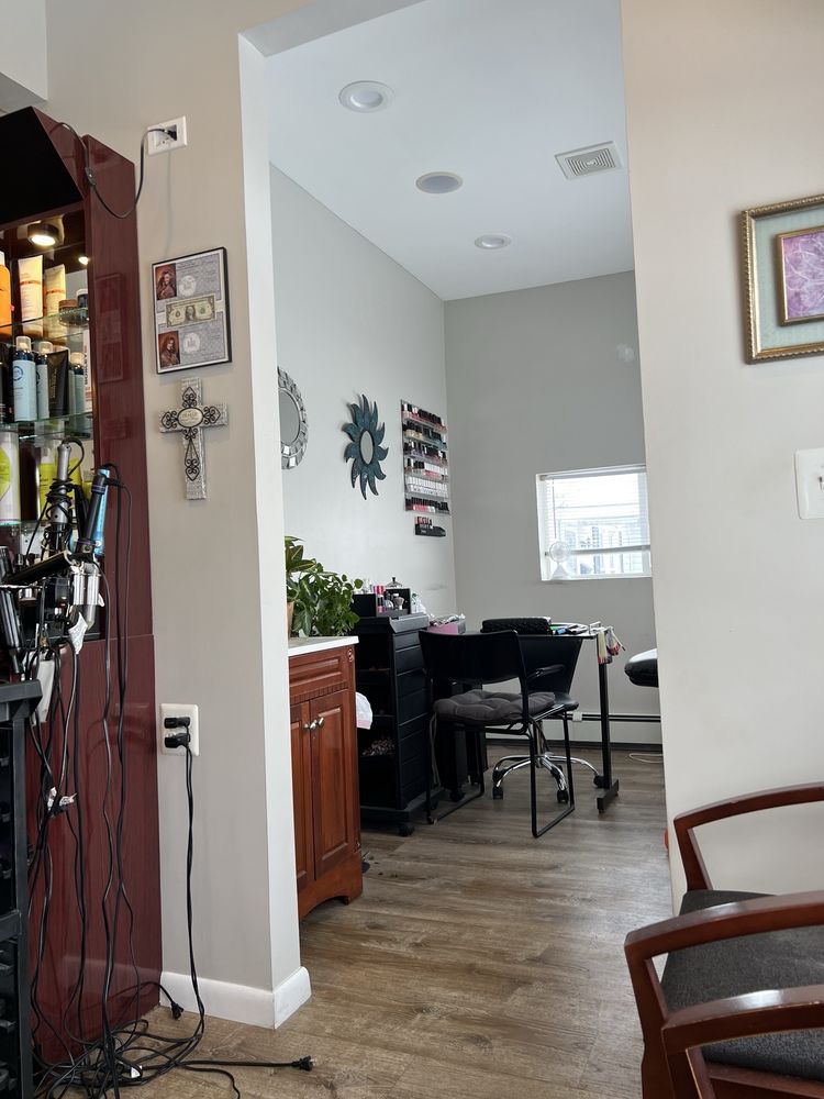 Tracey's Hair & Beauty Salon Logo