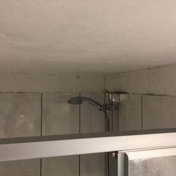 Hotel Ganita - Der Schimmel in der Dusche. Verteilt sich aber über die ganze Decke.