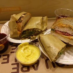 Banco Fast Food - Roll chicken e chicken burger tagliati a metà con salsina al curry e mini estratti rossi, tutto very good!