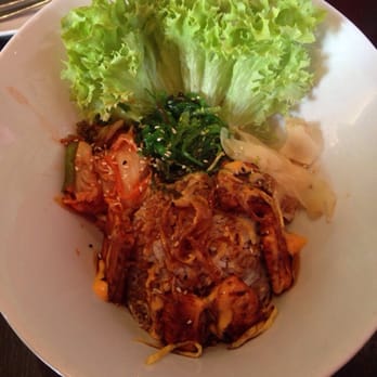 Bambusstäbchen - Duftreis mit kurz gegrilltem Lachs in Teriyaki Soße mit Algensalat - Sushi Bars Near Me - Berlin, BE