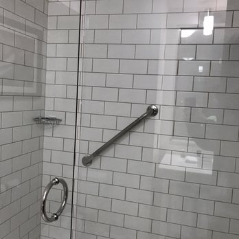 Four Points by Sheraton Victoria Gateway - Walk in shower - Hotels Near Me - Victoria, British Columbia Four Points by Sheraton Victoria Gateway - Walk in shower - Hotels Near Me - Victoria, British Columbia