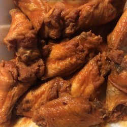 Auggy's Pizza - 10 wings "hot".