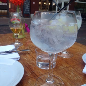 Destino - Ze hebben een gin tonic kaart met een stuk of verschillende mixen - Tapas/Small Plates Near Me - Rotterdam, ZH