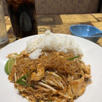 Thai Love NY - Pad Thai with chicken - Thai Near Me - Syracuse, New York Thai Love NY - Pad Thai with chicken - Thai Near Me - Syracuse, New York