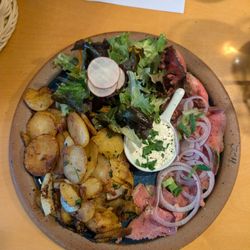 Weingut Karl Heidrich - Roast beef with roasted potatoes