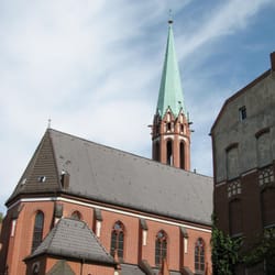 Katholische Kirche Herz-Jesu Berlin-Tegel - Von der Südseite aus mit Kirchenschiff.