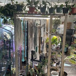 Becky With The Good Garden - Macrame stand