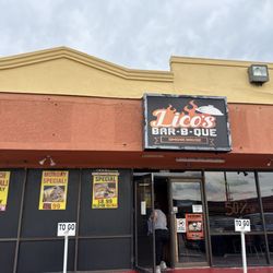 Lico's Bar-B-Que Smokehouse - Entrance