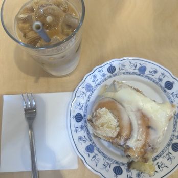 Melaleuca - Cinnamon roll & iced latte - Cafes Near Me - Florence, FI