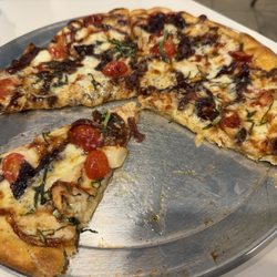 THE LOOP RESTAURANT - Chicken barbecue pizza