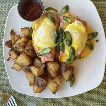 Bistro Joe's - Salmon Eggs Benny - New American Near Me - Birmingham, Michigan