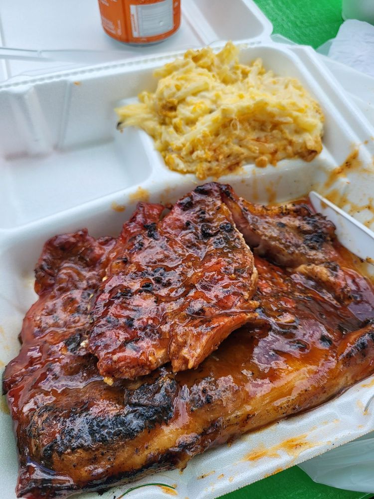 Monty's Catering Logo