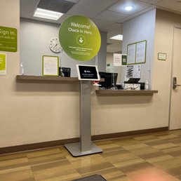 No one at the front desk for over an hour!!!