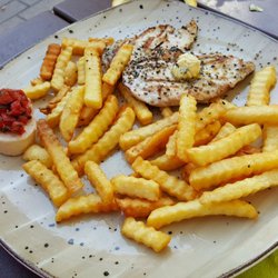 Steak House Bansin - Tiefkühl Hähnchenbrust, delikat trocken serviert dazu tiefkühl Bruschetta auf trockenem Weizenbrot