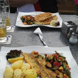 Gaststätte Takelage - Zanderfilet mit mediterranem Gemüse und Salzkartoffeln und gemischte Fischplatte mit mediterranem Gemüse und Bratkartoffeln