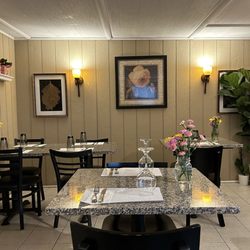 Eggs & Thai Café - Interior clean