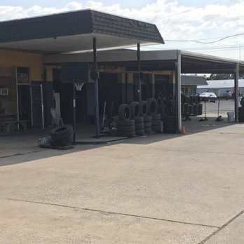 Castillo's Tire Shop - This is just another view of the awning. It really feels 15 degrees cooler under there. - Bonham, Texas Castillo's Tire Shop - This is just another view of the awning. It really feels 15 degrees cooler under there. - Bonham, Texas