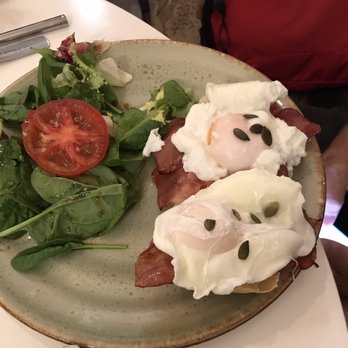 Brunch Club - Poached eggs & bacon on toasted roll w/ side of salad. - Cocktail Bars Near Me - Madrid, M Brunch Club - Poached eggs & bacon on toasted roll w/ side of salad. - Cocktail Bars Near Me - Madrid, M
