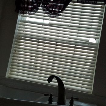 Judith Ann Inn - Broken blinds and you have to climb in the tub to close them. - Hotels Near Me - Ocean Shores, Washington Judith Ann Inn - Broken blinds and you have to climb in the tub to close them. - Hotels Near Me - Ocean Shores, Washington