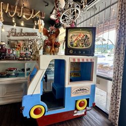 Lookout Mountain Creamery and Desserts - Decor