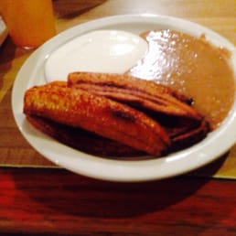 Platanos Fritos Con Crema Y Frijol