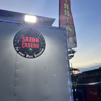 Sazon Casero - a pizza truck parked in a parking lot - Food Trucks Near Me