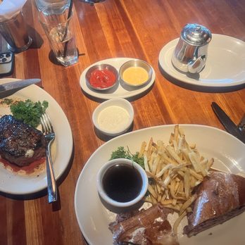 Houston's Restaurant - NY Strip Steak and Famous French Dip Au Jus - New American Near Me - North Miami Beach, Florida Houston's Restaurant - NY Strip Steak and Famous French Dip Au Jus - New American Near Me - North Miami Beach, Florida