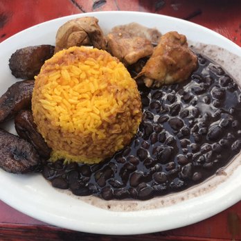 Puerto Viejo - Pollo Guisado lunch special with maderos ($10) - Dominican Near Me - Brooklyn, New York