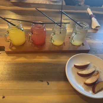 Ellie's Farmhouse - Mimosa flight - Breakfast & Brunch Near Me - Southington, Connecticut
